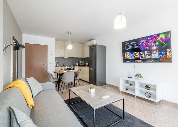 Julie\'S Sunny Cozy Apartment With Balcony
